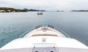Tesoro yacht charter lifestyle