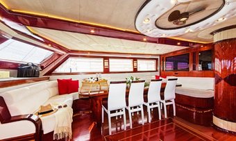 Perla Del Mar II yacht charter lifestyle
