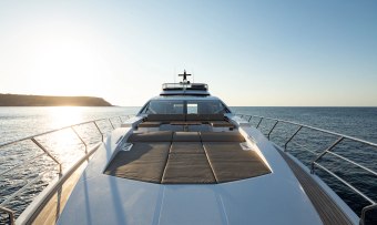 Komodo yacht charter lifestyle