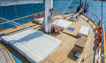 Dea Delmare yacht charter lifestyle