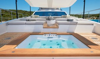 Heed yacht charter lifestyle