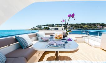 Piola yacht charter lifestyle