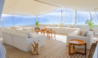 Aliikai Voyage yacht charter lifestyle