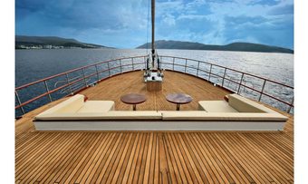 Dragonfly yacht charter lifestyle