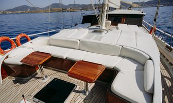Beyaz Lale yacht charter lifestyle