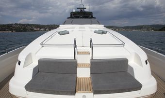 Damari yacht charter lifestyle