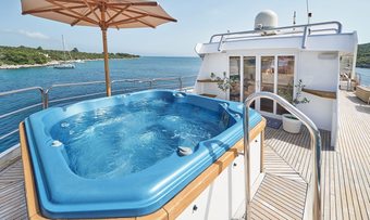 La Perla yacht charter lifestyle