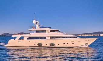 Best Off yacht charter Custom Line Motor Yacht