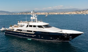Sensei yacht charter Mitsubishi Heavy Industries Motor Yacht