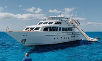 Beachfront yacht charter Hargrave Motor Yacht