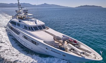 Oasis yacht charter lifestyle