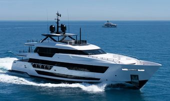 Fifi yacht charter Custom Line Motor Yacht