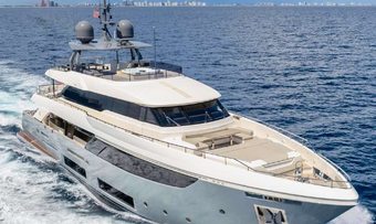 Fifi yacht charter Custom Line Motor Yacht