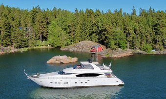 Xumi yacht charter Maiora Motor Yacht