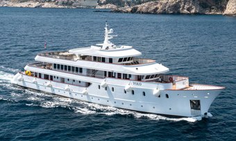 Yolo yacht charter Custom Motor Yacht