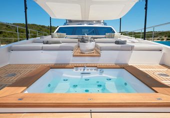 Heed yacht charter lifestyle
                        