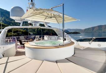 Quest R yacht charter lifestyle
                        