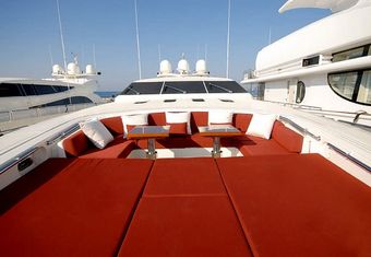 Encore yacht charter lifestyle
                        