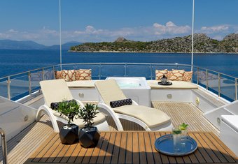 Idylle yacht charter lifestyle
                        