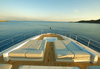 Love T yacht charter lifestyle
                        