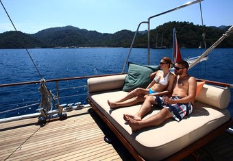 CEO III yacht charter lifestyle
                        