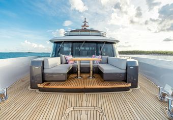 Vivace yacht charter lifestyle
                        