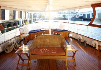 Fifer yacht charter lifestyle
                        