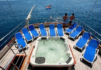 Luna yacht charter lifestyle
                        