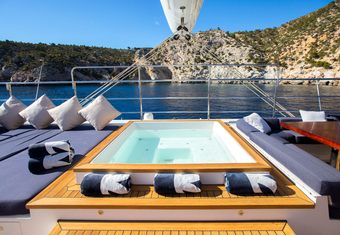 Mashua Bluu yacht charter lifestyle
                        