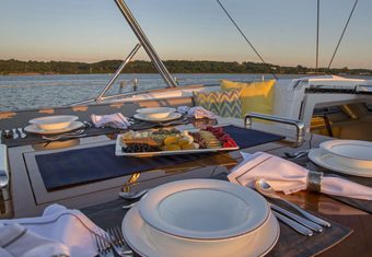 Graycious yacht charter lifestyle
                        