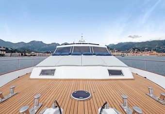 Zaffiro yacht charter lifestyle
                        