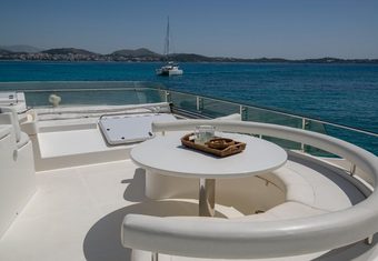 Ananas yacht charter lifestyle
                        