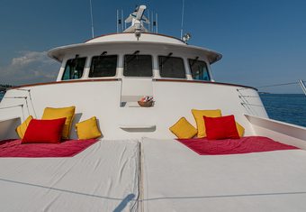 Sea Lion yacht charter lifestyle
                        