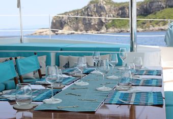 Lir yacht charter lifestyle
                        