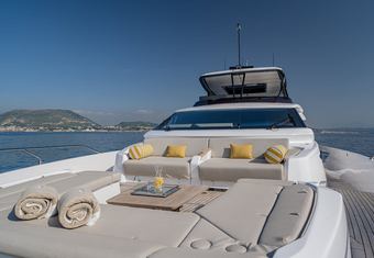 Vittoria yacht charter lifestyle
                        