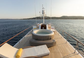 Le Kir Royal yacht charter lifestyle
                        