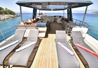 Compass yacht charter lifestyle
                        