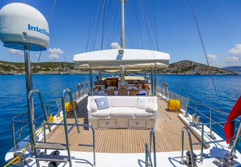 Gazella yacht charter lifestyle
                        
