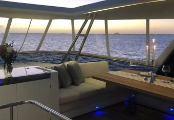 Long Monday yacht charter lifestyle
                        