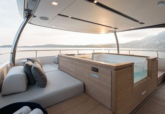 Les Bruxellois yacht charter lifestyle
                        