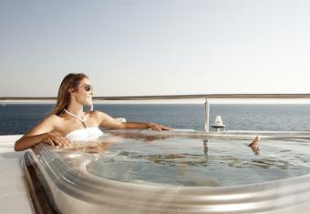 E & E yacht charter lifestyle
                        