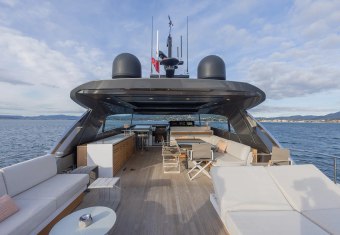 Vinci II yacht charter lifestyle
                        