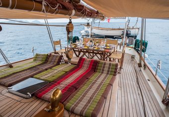 Dallinghoo yacht charter lifestyle
                        