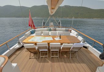 La Reine yacht charter lifestyle
                        