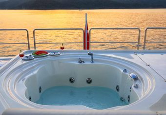 Funda D yacht charter lifestyle
                        