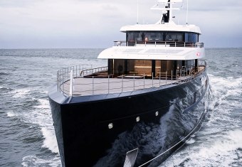 Les Cinq yacht charter lifestyle
                        