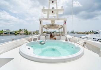 Sea Class yacht charter lifestyle
                        