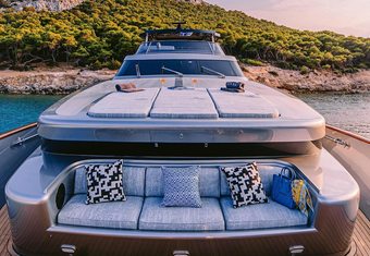 Oval yacht charter lifestyle
                        