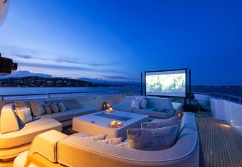 Dyna® yacht charter lifestyle
                        