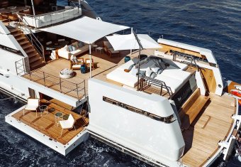 La La Land yacht charter lifestyle
                        